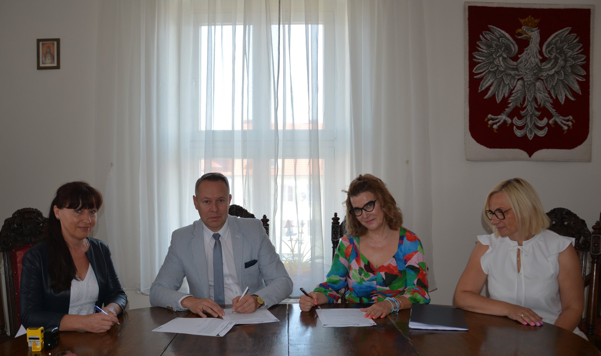 Podpisanie umowy pomiędzy Gminą Sulechów a dostawcą laptopów