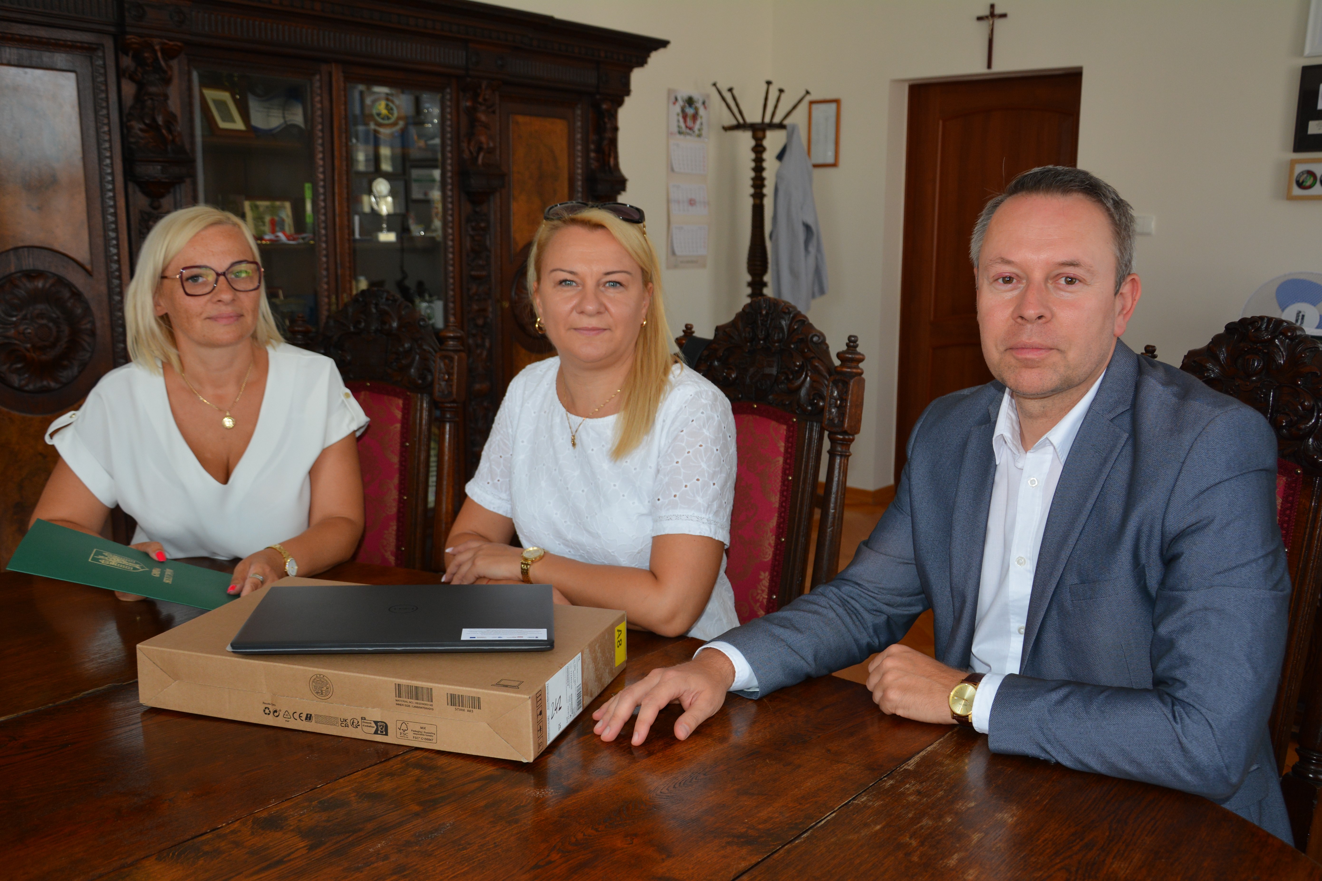 zdjrecie z podpisania pierwszej umowy na przekazania laptopów dla uczniów z rodzin popegreowskich. Umowe podpisał burmistrz Sulechowa
