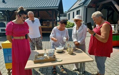 Zdjęcie do &bdquo;Między Nami Pokoleniami&rdquo; - Pszczelarnia Słodnik 
